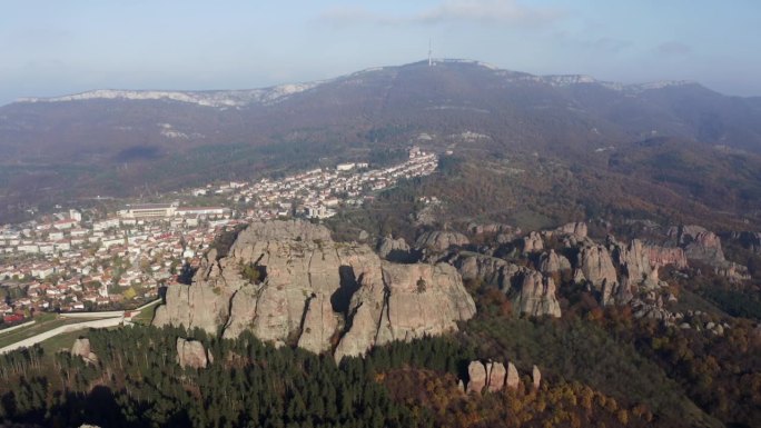 无人机在Belogradchik悬崖上从右到左移动，这个天然岩石雕塑位于Belogradchik镇西