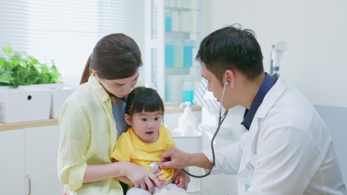 亚洲母亲带孩子医生