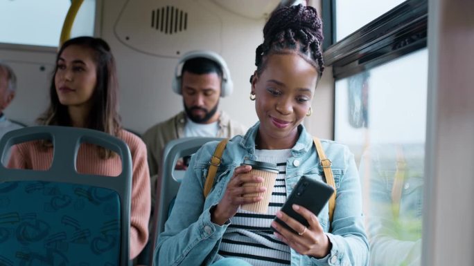 公交车、黑人女性、带咖啡的手机、微笑、带互联网的社交媒体、数字应用和在线阅读。非洲人喜欢茶，旅行时带