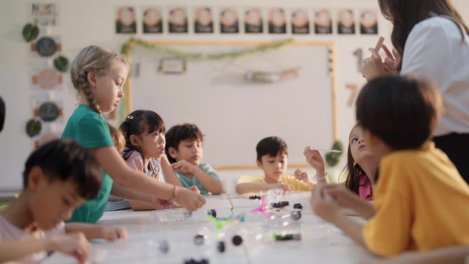 亚洲女教师在幼儿园用有趣的活动教育孩子们可重复使用。
