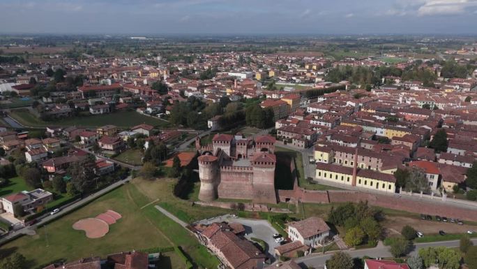 Rocca Sforzesca di Soncino，克雷莫纳，意大利，正午，秋天，无人机。城堡和城