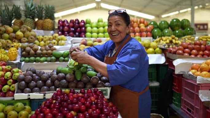 一位在蔬菜水果店工作的高级女零售店员的肖像