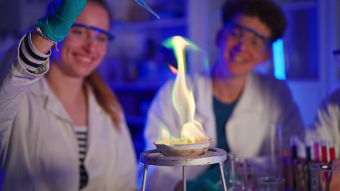 兴奋的理科生在大学的实验室里做化学实验。