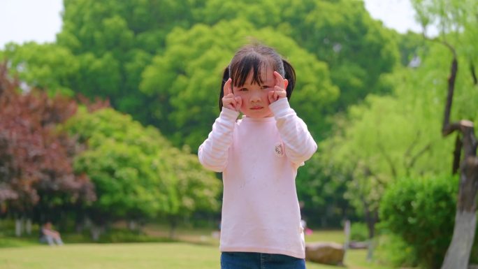 公园小孩子小女孩女童儿童打手势游玩踏青亲