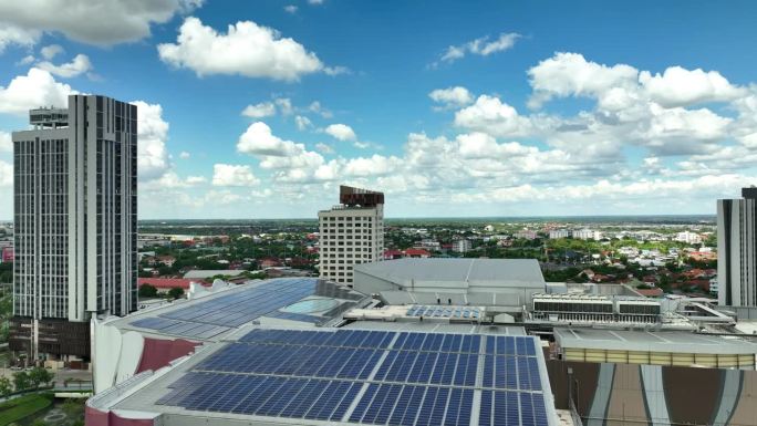鸟瞰城市中的太阳能电池板
