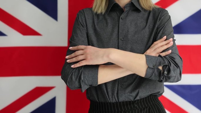 女教师交叉双臂，背景是英国国旗特写4k电影