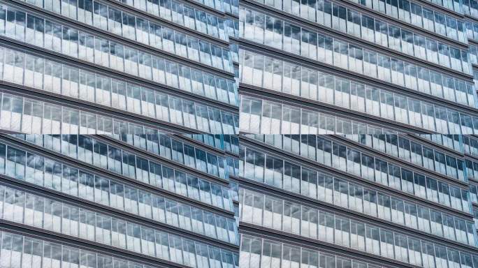 环球金融大厦环境，商圈市区写字楼摩天楼玻璃窗上多云蓝天的镜面反射
