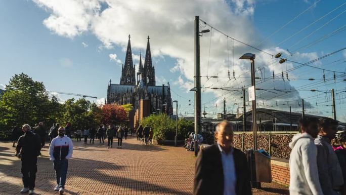 德国科隆库尔特·罗萨广场，游客们手持爱情挂锁漫步游览科隆大教堂和科隆中央车站