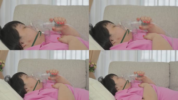 一名患有唐氏综合症的亚洲残疾妇女患有哮喘，正在使用吸入器和蒸汽吸入器在家照顾自己。