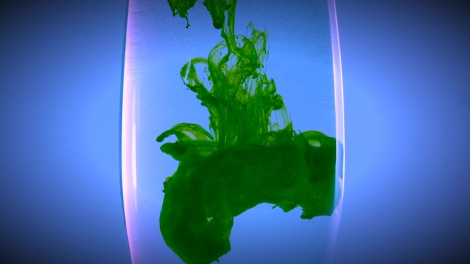 绿色流体形成瀑布在水与点光