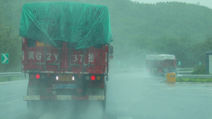 雨天大货车高速出行行车