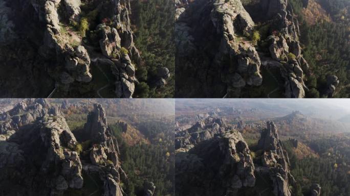 在保加利亚西北部的维丁省，一架无人机在贝洛格拉奇克岩石上空盘旋，慢慢地拉开距离，露出背景中的巴尔干山