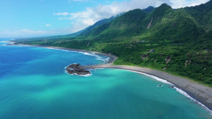 鸟瞰台湾台东的海岸线和海滩。