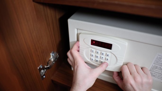 手开小数字保险箱的特写，用于家庭或办公室