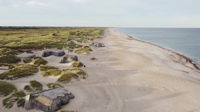 Klitmøller海岸电池，丹麦的海滩地堡-无人机向前飞行