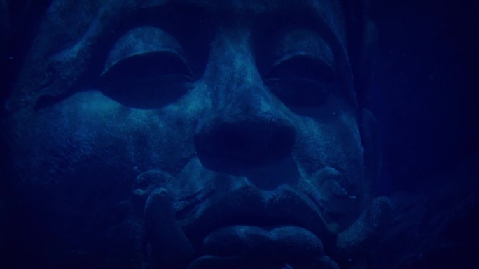 潜水员在水下探索古代雕像