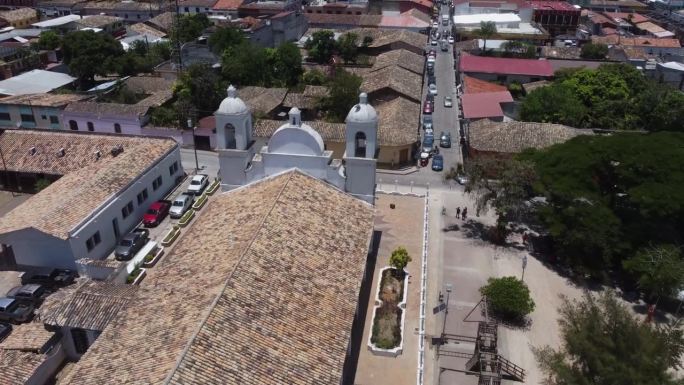 在迷人的洪都拉斯格拉西亚斯，天主教堂的平铺屋顶