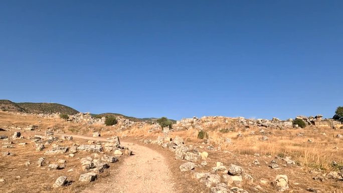 在德尼兹利的Pamukkale，夕阳下漫步在古老的Hierapolis遗址中