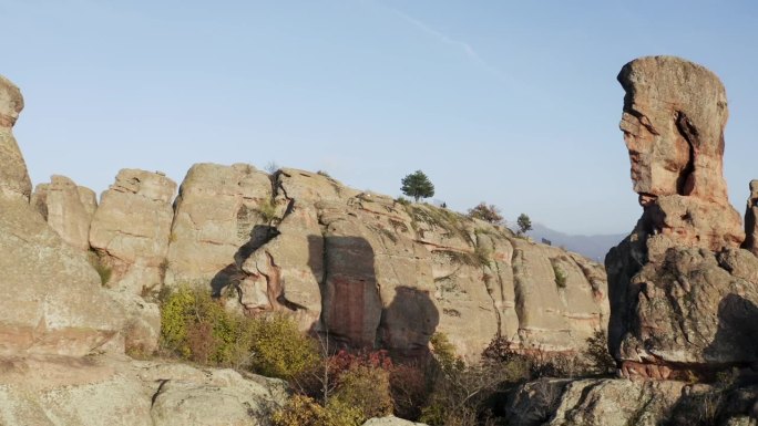 在保加利亚西北部维丁省的Belogradchik天然岩层的峭壁和巨石之间，一架牵引式无人机缓慢撤退。