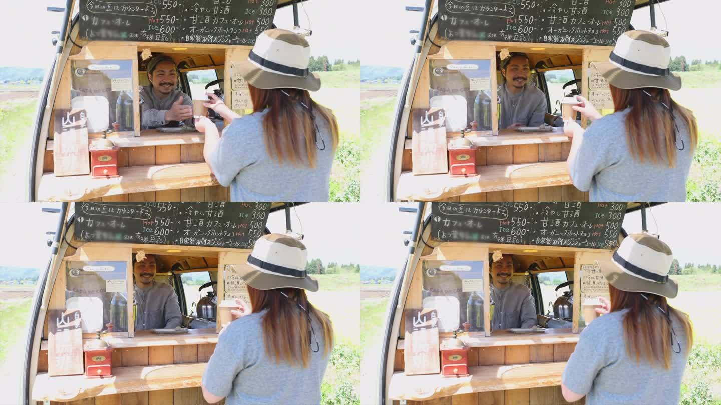 一名日本男子在乡下用油菜花开着面包车卖咖啡