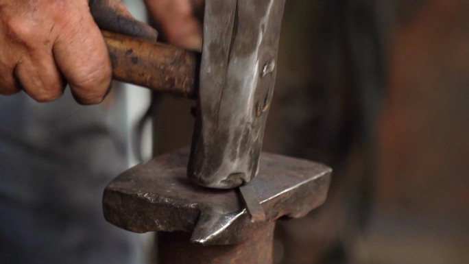 铁匠打铁锻造传统手工艺