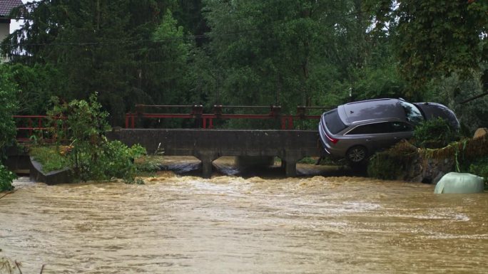 洪水过后河水退去，LD车卡在桥上