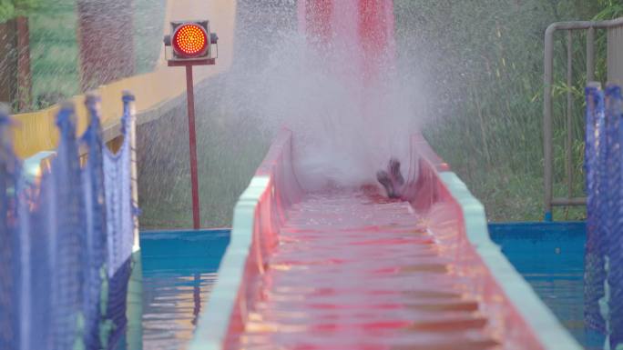 水上乐园游乐园游客玩水高速摄影慢动作
