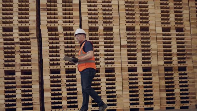 木材厂的工人检查库存。