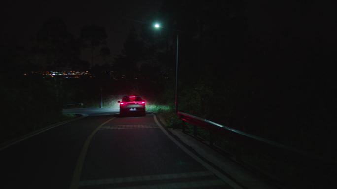 4k夜晚一辆汽车行驶在郊外公路上