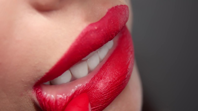 完美的自然唇妆的特写，一个美丽的女性嘴与雪白的牙齿。健康洁白牙齿概念。牙科和美容。