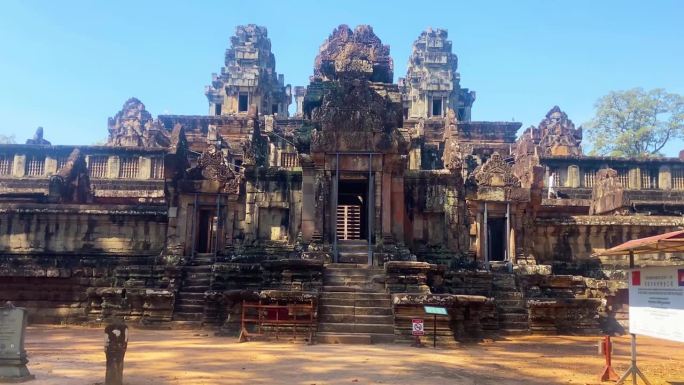 塔乔，一座寺庙山，新首都的中心——阇耶德拉纳加里，一座高棉文明的寺庙，位于柬埔寨吴哥的领土上