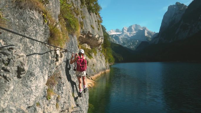 一名女子在奥地利的geroldseellake上爬过ferrata