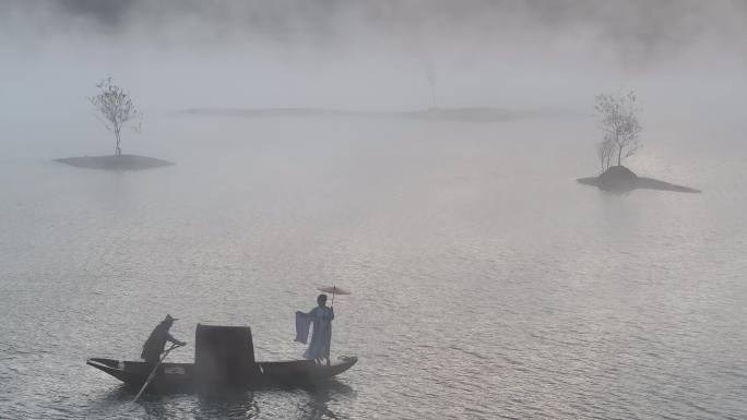 寒江孤影清晨水面小船薄雾
