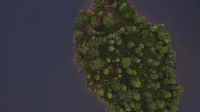 史诗般的自然景观，郁郁葱葱的绿色松木岛被平静的挪威湖包围，航拍