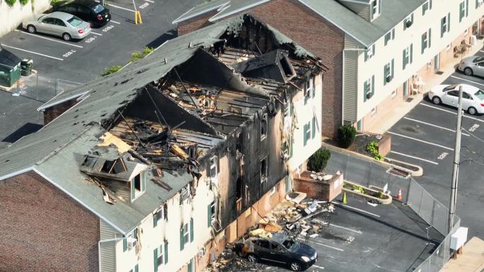 房屋火灾后的公寓楼。烧焦的外部和倒塌的屋顶的航拍照片。