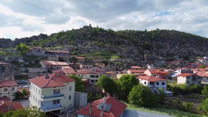 无人机视频从亚亚兹尼镇开始，飞向土耳其国旗