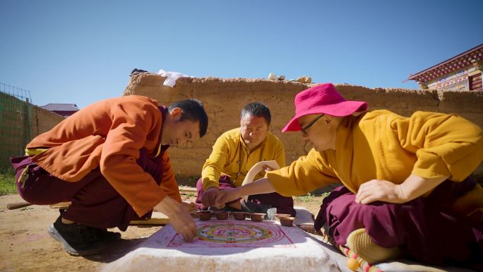 喇嘛绘制坛城沙画视频素材