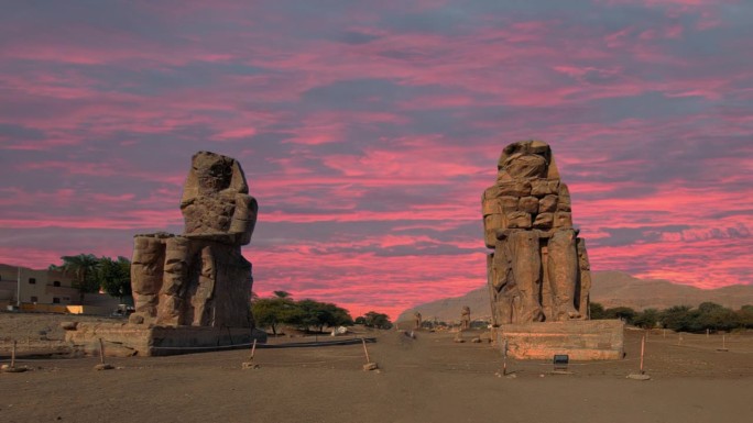 门农巨像，两座巨大的石像，代表埃及卢克索的法老