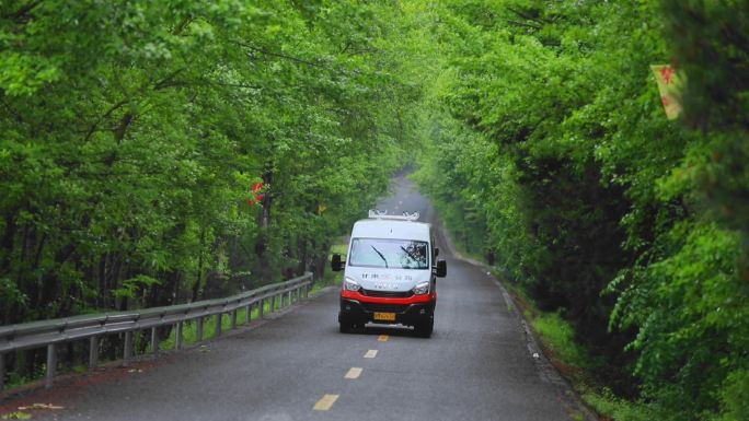 行驶在国道327线上的养护车