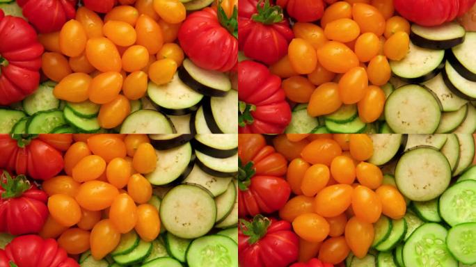 混合新鲜蔬菜背景。健康饮食食材。将蔬菜，西红柿，黄瓜，圣女果，茄子切成薄片。营养，饮食，素食。各种水