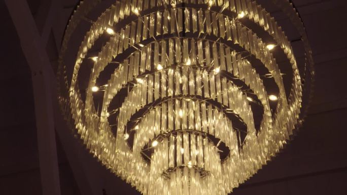 酒店内悬挂的大型水晶吊灯的缓慢轨道拍摄
