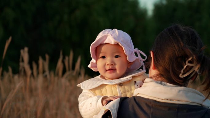 夕阳下婴儿开心唯美镜头