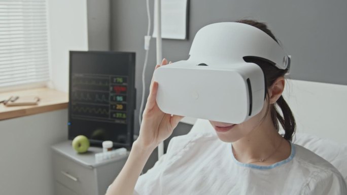 佩戴VR头盔的女性患者