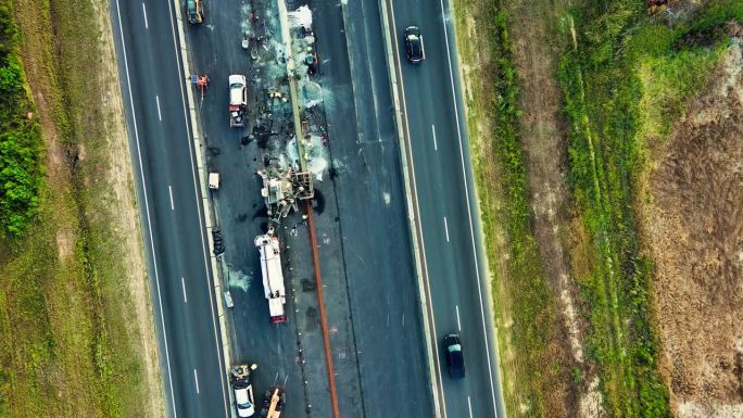 北卡罗来纳州高速公路的道路施工。稀疏的车辆沿着侧车道行驶。前视图。航拍镜头与平移相机运动