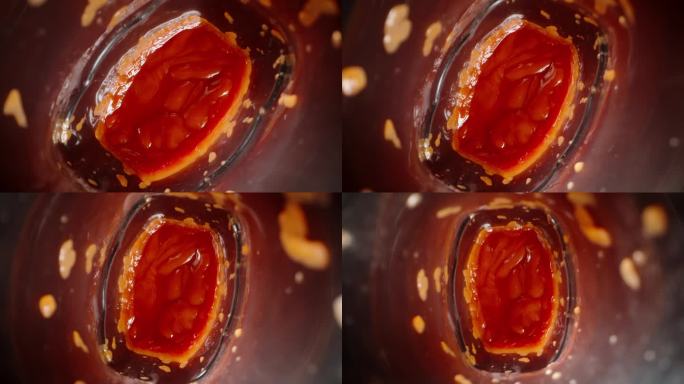 当番茄酱从瓶子里飞出来时，相机一直聚焦在它身上，用微距镜头捕捉到这一刻的细节。