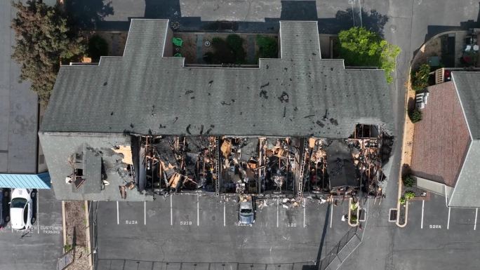 房屋火灾后，公寓楼屋顶倒塌的鸟瞰图。