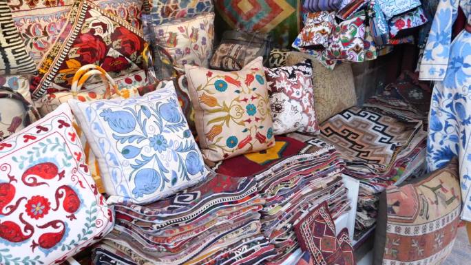 在传统的土耳其集市上，五颜六色的靠垫正在出售。
