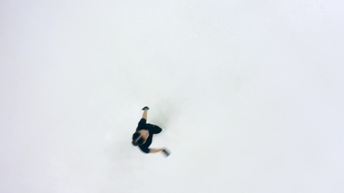 一位女士在溜冰场上优雅地滑冰的俯视图