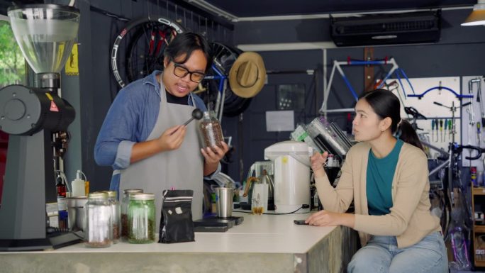 在自行车店里的咖啡馆自行车店的老板是个咖啡师。在店里为顾客煮咖啡