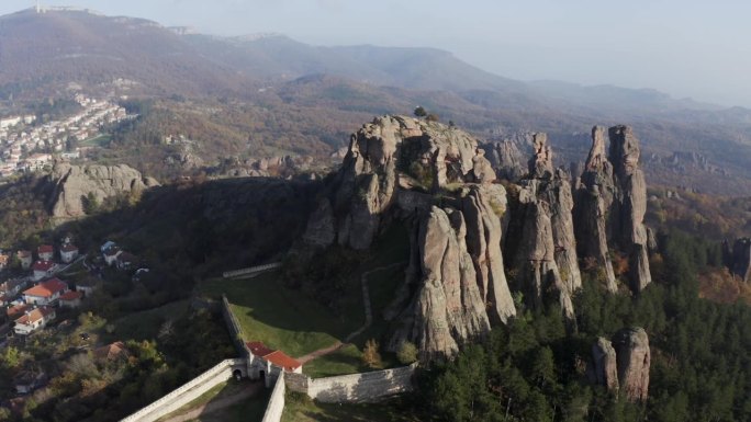 Belogradchik悬崖是一座中世纪堡垒，位于保加利亚西北部维丁省的巴尔干山脚下